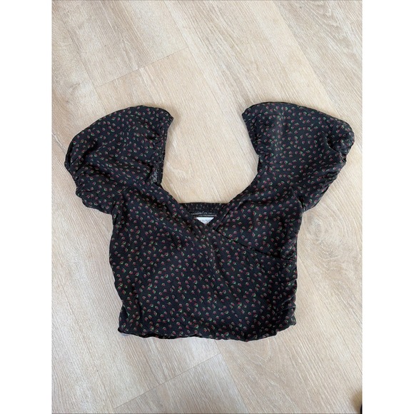 Urban Outfitters Tops - Urban Outfitters Beth Ruched Surplice Puff Sleeve Crop Top Black Floral
